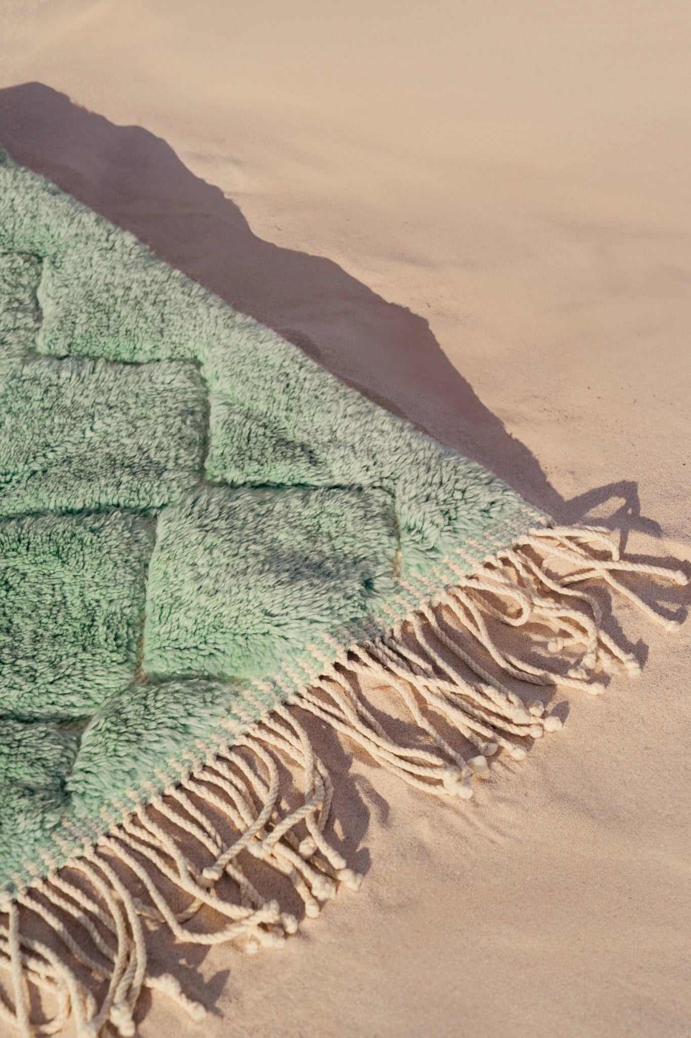 kanela-berber-rugs-emeraldhoneycomb-beach-closeup