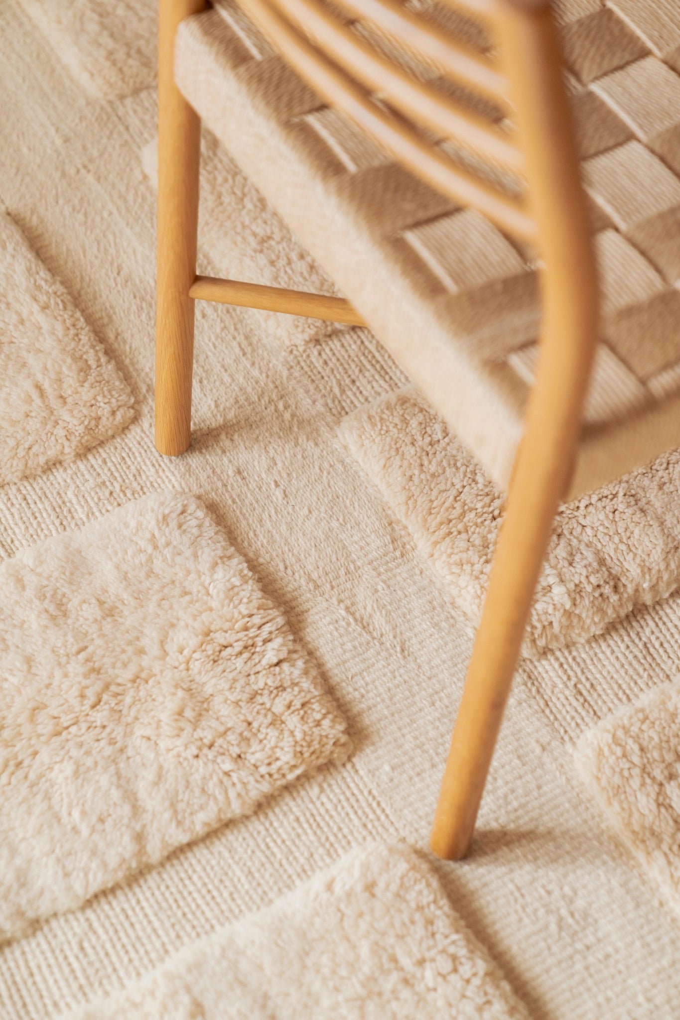 kanela-berber-rugs-sandstoneblocks-white-chair-details