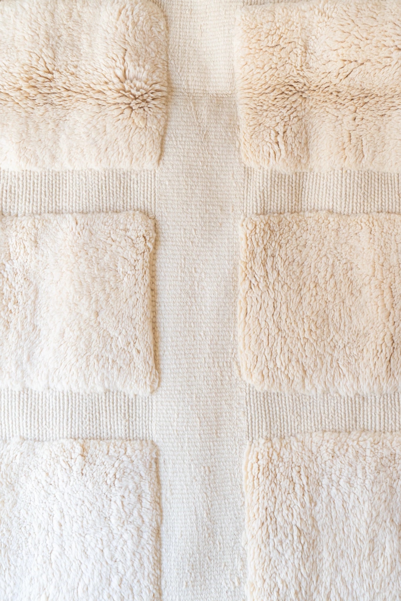 kanela-berber-rugs-sandstoneblocks-white-closeup